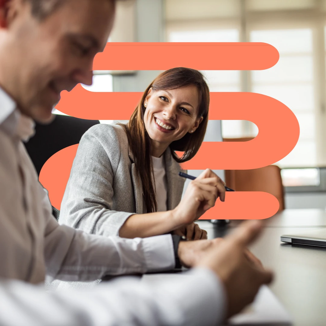 Frau lächelt ihren Sitznachbarn an